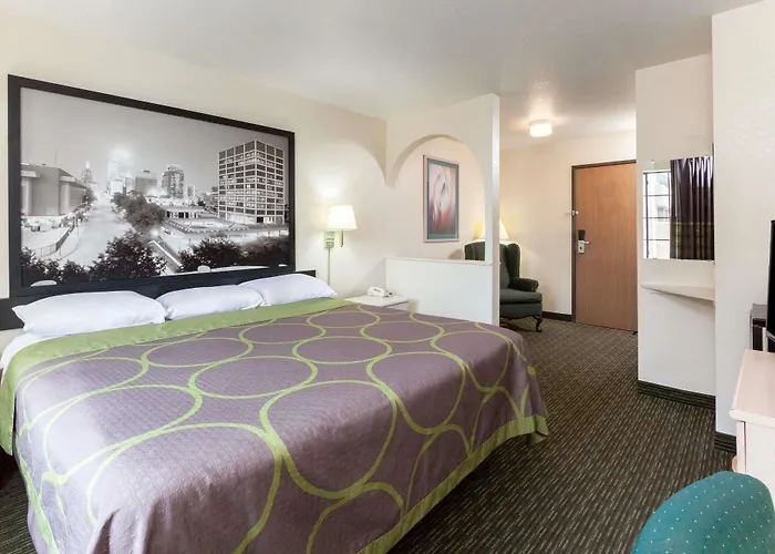 Super 8 By Wyndham Tulsa/Downtown/East Hotel